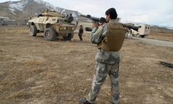 Des membres des forces de sécurité afghanes sur les lieux d'un attentat-suicide contre une de leurs bases, le 29 novembre 2020 prÚs de Ghazni