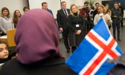 Le 19 janvier 2016, un premier groupe de réfugiés syriens était accueilli à l'aéroport de Keflavík par le Premier ministre Sigmundur David Gunnlaugsson (au centre)