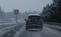 Une voiture sur l'autoroute A26 entre Calais et Arras sous la neige, le 9 janvier 2025
