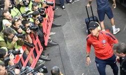 La mégastar brésilienne Neymar Jr arrive avec le PSG au Roudourou où il doit affronter Guingamp pour la Ligue 1, le 13 août 2017