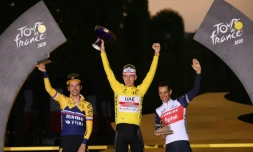 Le Slovène Tadej Pogacar (c), vainqueur du Tour de France, son compatriote Primoz Roglic, 2e, et l'Australien Richie Porte, 3e, à Paris, le 20 septembre 2020