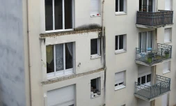 La façade d'un immeuble d'Angers après l'effondrement la veille d'un balcon, qui a fait quatre morts, le 16 octobre 2016
