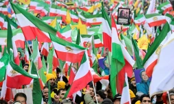 Des milliers d'opposants iraniens réclament la chute de la République islamique lors d'une manifestation, le 7 février 2026 à Berlin