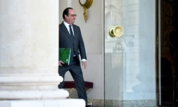 Le président français Francois Hollande quitte le palais de l'Elysée à l'issue du conseil des ministres le 20 janvier 2015 à Paris