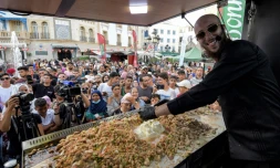 Le vendeur de street food Habib el-Bey prépare des sandwiches dans son van garé le long de l'avenue Habib Bourguiba à Tunis le 2 juillet 2022