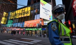 Un policier porte un masque de protection Ă Times Square, le 27 mai 2020 Ă New York