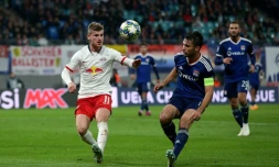 Le défenseur de Lyon, Léo Dubois (d), face à l'attaquant de Leipzig lors du match de groupes de la Ligue des champions, à Leipzig, le 2 octobre 2019