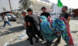 Des partisans du chef chiite Moqtada Sadr se retirent le 30 août 2022 de la Zone Verte à Bagdad, après des combats meurtriers avec les forces de l'ordre
