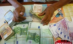 Comptage de billets au guichet bancaire