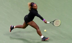 Serena Williams retourne la balle lors de son match des quarts de finale de l'US Open contre Qiang Wang, le 3 septembre 2019 Ă New York.
