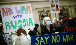 Des opposants à la guerre en Ukraine réunis à New York le 19 février 2022