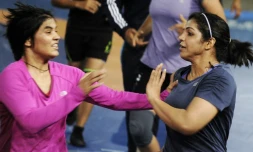 La lutteuse indienne Sakshi Malik (D) à l'entraînement le 24 mai 2016 à Lucknow