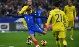 L'attaquant des Bleus Antoine Griezmann s'apprête à frapper le ballon lors du match face à la Suède en qualif pour le Mondial-2018 au Stade de France, le 11 novembre 2016