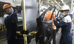 Des employés au travail dans l'usine Toyota d'Onnaing (Nord), le 21 avril 2020
