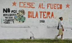 Une femme passe devant une inscription "Cessez-le-feu bilatéral", le 28 août 2016 à El Palo en Colombie