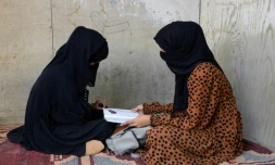 Deux écoliÚres étudient à la maison à Kandahar, en Afghanistan, le 20 mars 2022