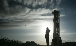 Un homme à côté de la mégafusée Starship à Starbase, au Texas, le 17 novembre 2024