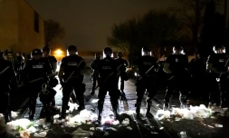 Des policiers en position face aux manifestants, le 11 avril 2021 à Brooklyn Center, prÚs de Minneapolis, aprÚs la mort d'un jeune homme noir tué par la police