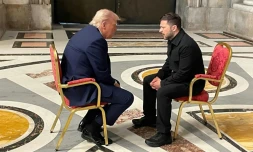 Photo diffusée par le ministère des Affaires étrangères ukrainien montrnant le président américain Donald Trump et son homologue ukrainien Volodymyr Zelensky, le 26 avril 2025 à la basilique Saint-Pierre du Vatican
