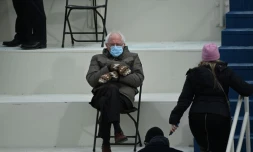 Le sénateur du Vermont et ex-candidat à la présidentielle Bernie Sanders, en moufles et parka à la cérémonie d'investiture de Joe Biden, le 20 janvier 2021, à Washington