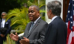 Le Premier ministre haïtien Garry Conille (g) donne une conférence de presse avec le secrétaire d'Etat américain Antony Blinken, le 5 septembre 2024 à Port-au-Prince