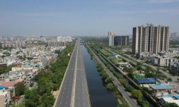 Vue aérienne d'une autoroute déserte au premier jour du confinement instauré en Inde pour lutter contre l'épidémie du nouveau coronavirus, le 25 mars 2020 à Ghaziabad