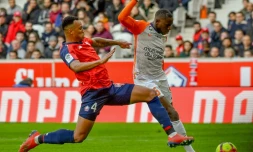 Le défenseur de Lille Gabriel Dos Santos (g) lors du match nul 0-0 face à Montpellier à Villeneuve-d'Ascq le 17 février 2019 en 25e journée de L1