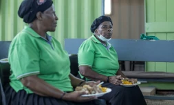 Des résidentes d'une maison de retraite mangent un repas préparés à partir d'invendus, le 17 février 2021 à Johannesburg, en Afrique du Sud