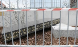 La stèle, rappelant l'emplacement de l'ancienne synagogue de Strasbourg, dynamitée par les nazis en 1941, vandalisée le 2 mars 2019.