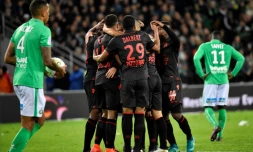 Les Niçois se congratulent après un but contre Saint-Etienne, le 20 novembre 2016 au stade Geoffroy-Guichard