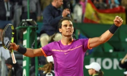 L'Espagnol Rafael Nadal, bras levés après sa victoire face à l'Argentin Diego Schwartzman, en quart au Masters 1000 de Monte-Carlo, le 21 avril 2017