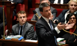 Le ministre de l'Economies Emmanuel Macron et le Premier ministre Manuel Valls le 12 mai à l'Assemblée nationale à Paris