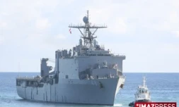 Vendredi 11 Avril 2008
Le bateau de guerre américain USS Ashland à son arrivée au port est