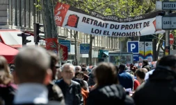 Des participants au défilé de la fête du travail expriment leur opposition à la loi el Khomri le 1er mai 2016 à Paris