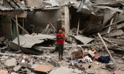 Un enfant palestinien se tient parmi les débris d'une maison détruite par un bombardement israélien à Rafah, dans le sud de la bande de Gaza, le 27 avril 2024
