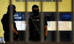 Des membres de la police royale armés devant l'hôpital où se trouve le corps de Kim Jong-Nam le 21 février 2017 à Kuala Lumpur