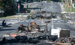 Une rue bloquée par des objets incendiés et des débris, dans le quartier Magenta à Nouméa en Nouvelle-Calédonie, le 18 mai 2024