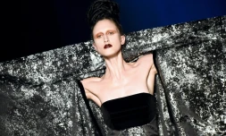 Le modèle américaine Anna Cleveland présente une création de Jean Paul Gaultier au défilé automne-hiver 2016-2017 à Paris, le 6 juillet 2016