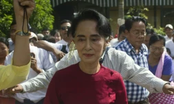 Aung San Suu Kyi visite un bureau de vote le 8 novembre 2015 à Rangoun
