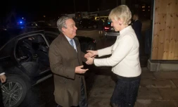 La ministre suédoise des Affaires étrangères Margot Wallström accueille le secrétaire général des Nations unies Antonio Guterres (g) à l'aéroport international de Stockholm Arlanda, le 12 décembre 2018
