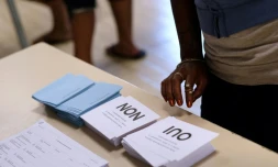 "Voulez-vous que la Nouvelle-Calédonie accède à la pleine souveraineté et devienne indépendante ?" Oui ou Non les deux bulletins possibles dans un bureau de vote à Nouméa le 4 novembre 2018