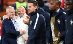 Le sélectionneur de la France Didier Deschamps et son adjoint Guy Stephan après la qualification pour les 8e du Mondial en battant le Pérou, le 21 juin 2018 à Ekaterinbourg