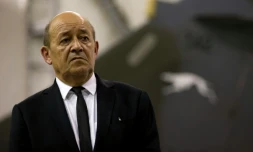 Le ministre de la Défense Jean-Yves Le Drian, lors d'une visite d'une base militaire en Jordanie le 12 octobre 2015