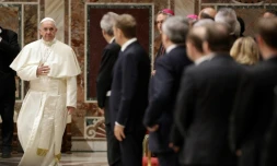 Le pape François arrive à une audience accordée à 27 chefs d'Etat et de gouvernement au Vatican à la veille de la célébration des 60 ans du traité de Rome