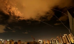 Des traßnées de roquettes dans le ciel au-dessus de la ville cÎtiÚre israélienne de Netanya, lors d'une nouvelle salve d'attaques de missiles iraniens, le 25 mars 2026
