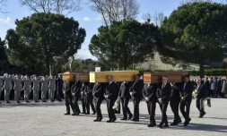 Les cercueils de Jean Mazières, Christian Medves et Hervé Sosna, victimes des attentats dans l'Aude, sont portés lors d'une cérémonie d'hommage à Trèbes, le 29 mars 2018