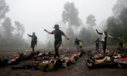 Des recrues des rebelles anti-junte s'entraĂźnent dans une forĂȘt de l'Etat Karen le 16 octobre 2021