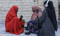 Deux journalistes de Bilan Media en pleine interview de la propriétaire d'un restaurant d'un marché de Mogadiscio, le 22 mai 2022 