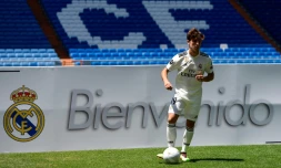 Le jeune défenseur espagnol Alvaro Odriozola lors de sa présentation officielle au Real Madrid, le 18 juillet 2018 à Bernabeu