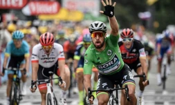 Le Slovaque Peter Sagan remporte au sprint la 13e étape du Tour de France, le 20 juillet 2018 à Valence (Drôme)